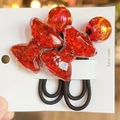 Dettaglio di elastici per capelli con fiocco in resina glitter rossa su cartoncino a mano - Rosso