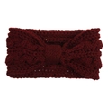 Détail du bandeau tricoté bordeaux avec motif texturé et nœud central croisé - Fuchsia