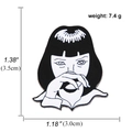 Broche de esmalte Mia Wallace estilo punk gótico con dimensiones y detalles de peso - Retrato de Niña con Pelo Bob Negro (A00856)