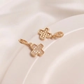 Macro-opname van gouden 14K kruis hanger met micro-pave zirkoon en getextureerd oogje - 11mm Micro Pave Klaver Hanger Met Ring / Goud