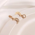 Macro-opname van 14K vergulde maanvormige hangers met zirkonia en verfijnde kraalafwerking - 10mm Micro Pave Maan Hanger Met Ring / Goud