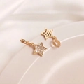 Macro-detail van 14K vergulde sterhangers met witte zirkonia en honingraat achterkant - 10mm Micro Pave Ster Hanger Met Ring / Goud