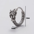 Detailansicht des Drachenkopf-Ohrrings in Silber mit den Maßen 1,5 cm x 0,6 cm - Drachenkopf-Schuppenstil (S44)