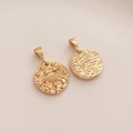 Dettaglio del ciondolo Ariete in oro 14K con rilievo frontale e retro a onde marine - Ariete