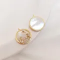 Λεπτομέρεια macro από ζώδια μενταγιόν 14K χρυσό με μαργαριτάρι και ζιργκόν πέτρες - Καρκίνος