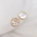 Λεπτομέρεια macro από μενταγιόν Τοξότη 14K χρυσού με λευκό μαργαριτάρι και ζιργκόν - Τοξότης