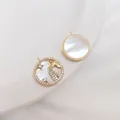 Λεπτομέρεια από ζώδια μενταγιόν 14K χρυσό με λευκό κοχύλι και μικρο-ένθετα ζιργκόν πέτρες - Υδροχόος