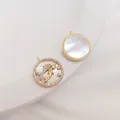 Κοντινό πλάνο μενταγιόν ζωδίου 14K με φίλντισι και μικρο-ζιργκόν λεπτομέρειες δελφινιών - Ιχθύες