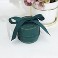 Dettaglio della scatola portagioie tonda in velluto verde scuro con bordo oro - Scatola per anelli / Verde Turchese