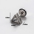 Dettaglio orecchino a triangolo da uomo con pietra e misure precise di 0,88 cm larghezza - Stile Triangolo (S57)