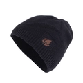 Berretto invernale nero in maglia con toppa in pelle a foglia d'acero su sfondo bianco - Berretto blu navy