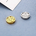 Macro dettagliata di ciondoli a mano di Hamsa in oro e argento per gioielli fai-da-te - Stile Hamsa / Argento