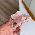 Dettaglio ravvicinato della pinza per capelli in acetato rosa e verde con piccoli strass - Intaglio a Cuore di Farfalla / Strass Rosa