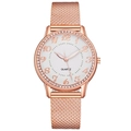 Detalle de correa de malla de oro rosa y bisel con cristales en reloj de cuarzo mujer - Oro rosa