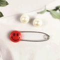 Spilla di sicurezza per neonati con bottone smiley rosso e orecchini di perle bianche - Grande / Faccina Sorridente Rosso