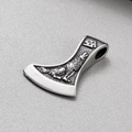Macro-weergave van de roestvrijstalen Viking bijlhanger met wolf reliëf en het Valknut symbool - Zilveren Bijl Hanger (KP130626-TLX)
