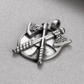 Détail macro du pendentif bouclier Viking argenté avec haches croisées sur fond texturé - Style Bouclier Hache Argent (KP130637-TLX)