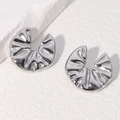 Pendientes minimalistas de acero de titanio plateado con forma de abanico irregular - Color Acero