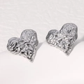 Zilveren hartvormige oorbellen met lava-textuur en minimalistische metalen afwerking - Zilver