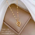 Vue détaillée du collier pendentif renard dans un écrin avec tissu en soie élégant - Pendentif 1.8x1.2cm / Longueur de Chaîne 45cm / Doré