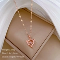 Gros plan du pendentif renard or rose avec strass brillants sur fond de soie luxueuse - Pendentif 1.8x1.2cm / Longueur de Chaîne 45cm / Or rose