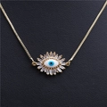 Dettaglio collana dorata con pendente occhio del diavolo blu e zirconi micro-incastonati - 3 Occhi
