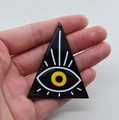 Schwarzer Acryl-Anhänger Dreieck Böser Blick mit gelbem Muster in der Hand - Stil 1