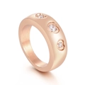 Anillo de acero inoxidable oro rosa con tres diamantes en engastes de corazón - US 7 / Oro rosa