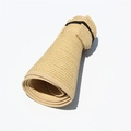 Detail van een oprolbare strooien zonnehoed met elastiek voor reisopslag - Volwassene (55-60cm) / Donkerbeige