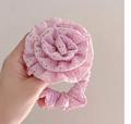 Nahaufnahme des rosa Spitzen-Haargummis mit aufwendigen hohlen Blumenmustern - Rose / Rosa