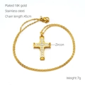 Detalle del collar de cruz de acero inoxidable chapado en oro 18K con circonitas - Dorado