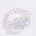 Primo piano dell'anello con perline bianche e ciondolo a fiore in vetro cangiante - Fiore Blu Chiaro Iridescente
