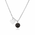 Détail du pendentif cœur en argent et pierre noire sur une chaîne à mailles fines - Perle 10MM / Argent - Pierre Brillante