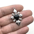 Collana gotica argento con ciondolo a cuore nero e ali su uno sfondo bianco pulito - Cuore Nero Croce Raggi di Sole