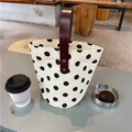 Detailansicht der Canvas-Beuteltasche mit schwarzen Punkten und rotem Ledergriff - Kleiner Polka Dot