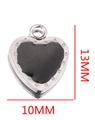 Ciondolo a cuore argento con intarsio nero e misure 13mm per 10mm su sfondo bianco - Cuore