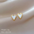 Macro shot of heart-shaped gold shell earrings on beige satin with size 1.3x1.4cm details - Gold (Titanium Steel Mother of Pearl)
