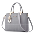 Borsa a mano grigio chiaro con trama a litchi e pendente elegante con perle bianche - Borsa Singola / Grigio chiaro