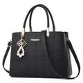 Borsa a mano trapuntata nera da donna con ciondolo di perle e dettagli in oro lucido - Borsa Singola / Nero