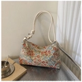 Dettaglio borsa hobo floreale vintage in tessuto jacquard e tracolla con nodo - Rosso