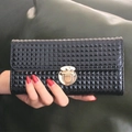 Portefeuille long noir pour femmes avec texture gaufrée 3D en pyramide et boucle dorée chic - Noir