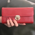 Pochette portefeuille longue matelassée rouge vif avec boucle dorée pour femmes - Bordeaux