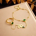 Gouden ring-armband set met slangelement en groene edelsteen in macro-opname - Slang (B1246)