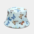 Détail d'un chapeau bob bleu clair avec imprimés papillons colorés et bords surpiqués - M (56-58cm) / Bleu clair