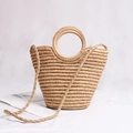 Dettaglio della borsa in paglia intrecciata a mano con manico tondo e tracolla - Stile a Costine / Marrone