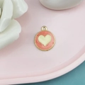 Makroaufnahme von buntem Herz-Anhänger mit Goldrand und Emaille-Finish Details - Rosa Weißes Herz