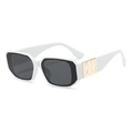 Modieuze witte vierkante zonnebril met donkere glazen en gouden metalen details - Porselein Wit Frame Zwart Grijs Lens
