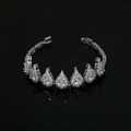 Makroaufnahme einer silbernen Hochzeitsarmband mit Birnenschliff-Kristallen auf schwarzem Grund - Weißes Zirkon-Armband