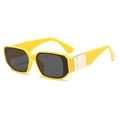 Lunettes de soleil carrées jaunes à la mode avec verres foncés et logo MN en métal argenté - Monture Jaune Verres Gris