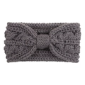 Gros plan détaillé sur un bandeau tricoté gris avec maille torsadée et motif de nœud - Gris Moyen